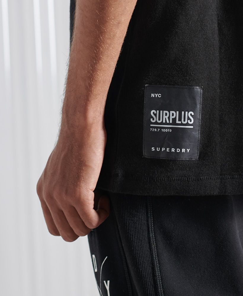 The Surplus duo T-shirt features textured graphics on both the chest and back, making you look good at all angles.Relaxed fit – the classic Superdry fit. Not too slim, not too loose, just right. Go for your normal sizeRibbed crew necklineShort sleevesTextured graphics