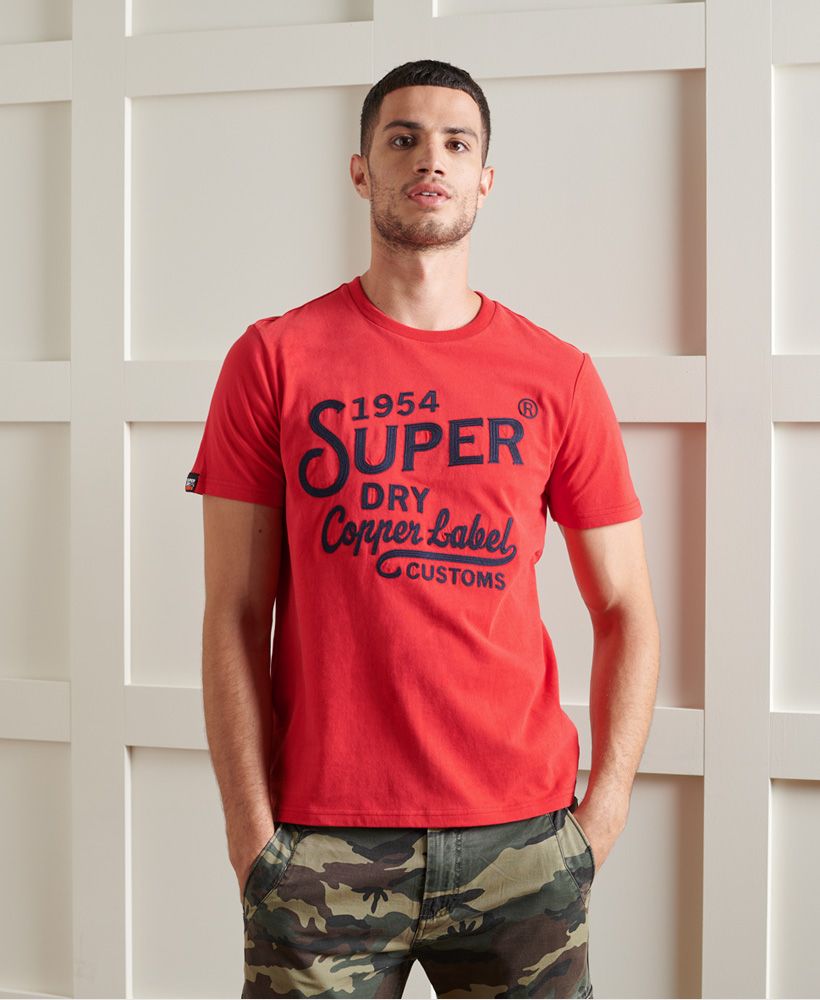 The Workwear 2 Standard T-shirt features a classic ribbed crew neckline, short sleeved design, Signature logo tab and a printed front graphic.Relaxed fit – the classic Superdry fit. Not too slim, not too loose, just right. Go for your normal sizeRibbed crew necklineShort SleevedPrinted graphicSignature logo tab