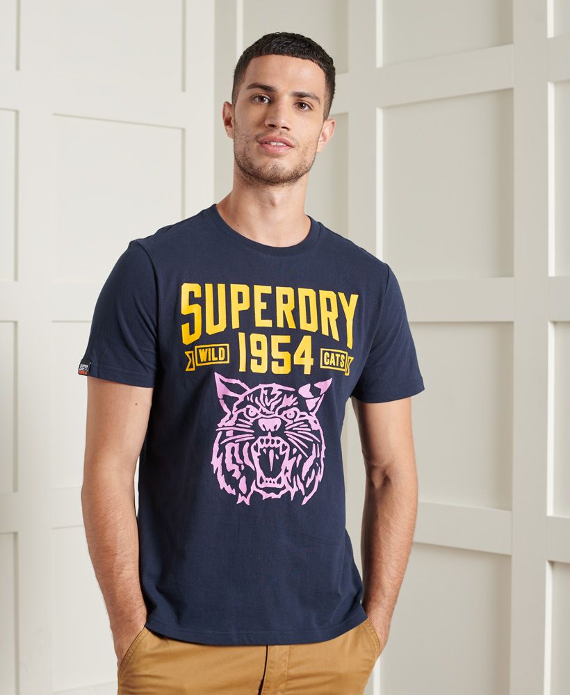 Inspired by American Varsity culture the Varsity 12 Standard T-shirt features a front textured printed graphic and a signature logo tab.Relaxed fit – the classic Superdry fit. Not too slim, not too loose, just right. Go for your normal sizeShort sleevesRibbed crew necklinePrinted front graphicSignature logo tab