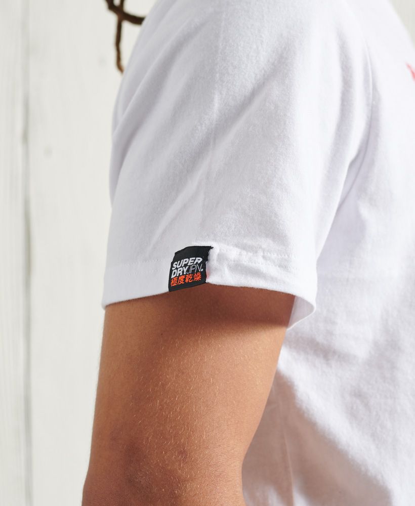 With a vintage inspired logo this tee will make a great new addition to any wardrobe. Style with jeans and trainers for a classic casual look.Relaxed fit – the classic Superdry fit. Not too slim, not too loose, just right. Go for your normal sizeCrew neckShort sleevesTextured logoSignature logo tab