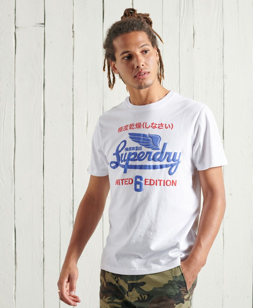 With a vintage inspired logo this tee will make a great new addition to any wardrobe. Style with jeans and trainers for a classic casual look.Relaxed fit – the classic Superdry fit. Not too slim, not too loose, just right. Go for your normal sizeCrew neckShort sleevesTextured logoSignature logo tab