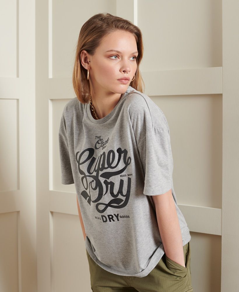 You can't go wrong with a Heritage inspired tee, introducing the Heritage 13 Box T-Shirt featuring a glitter print and signature logo tab.Boxy fit – looser and more flowing, for those times when you need room to moveCrew necklineShort sleevesTextured logoSignature logo tab