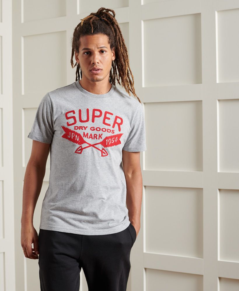 Introducing the Workwear 4 Standard T-shirt featuring a chainstitch front graphic, classic short sleeved design and a ribbed crew neckline.Relaxed fit – the classic Superdry fit. Not too slim, not too loose, just right. Go for your normal sizeRibbed crew necklineShort sleevesChainstitch logo