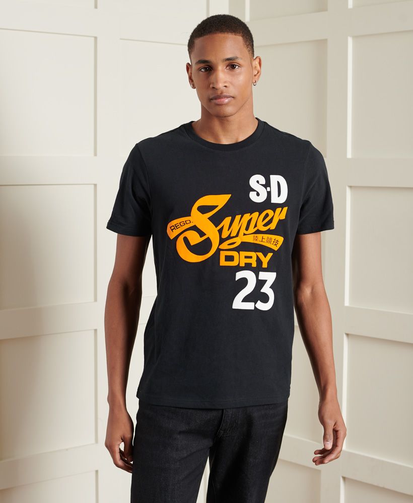 A classic Superdry design the Heritage 3 Standard T-shirt is a staple vintage piece for your wardrobe, featuring a classic short sleeved design, textured print and Signature logo tab.Classic ribbed crew necklineShort sleeved designTextured printSignature logo tab