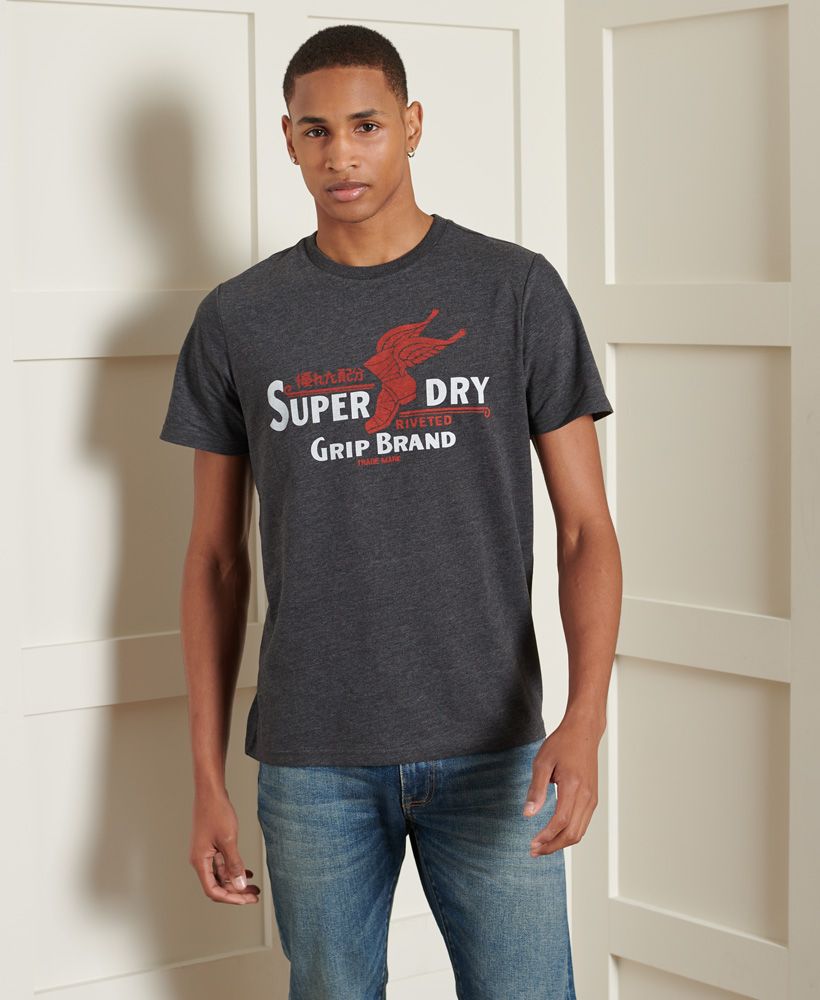 Stand out all day everyday this season with the Workwear 8 Standard Tee featuring a classic crew neckline and a printed graphic.Relaxed fit – the classic Superdry fit. Not too slim, not too loose, just right. Go for your normal sizeCrew necklineShort sleevesPrinted graphicSignature logo tab