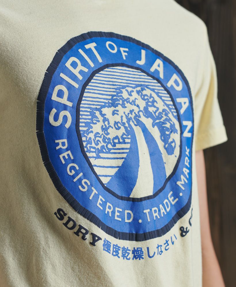 The Spirit of Japan Tee features a Japanese inspired front graphic with added texture making it stand out above the rest.Slim fit – designed to fit closer to the body for a more tailored lookShort sleevesRibbed classic necklinePrinted Graphic