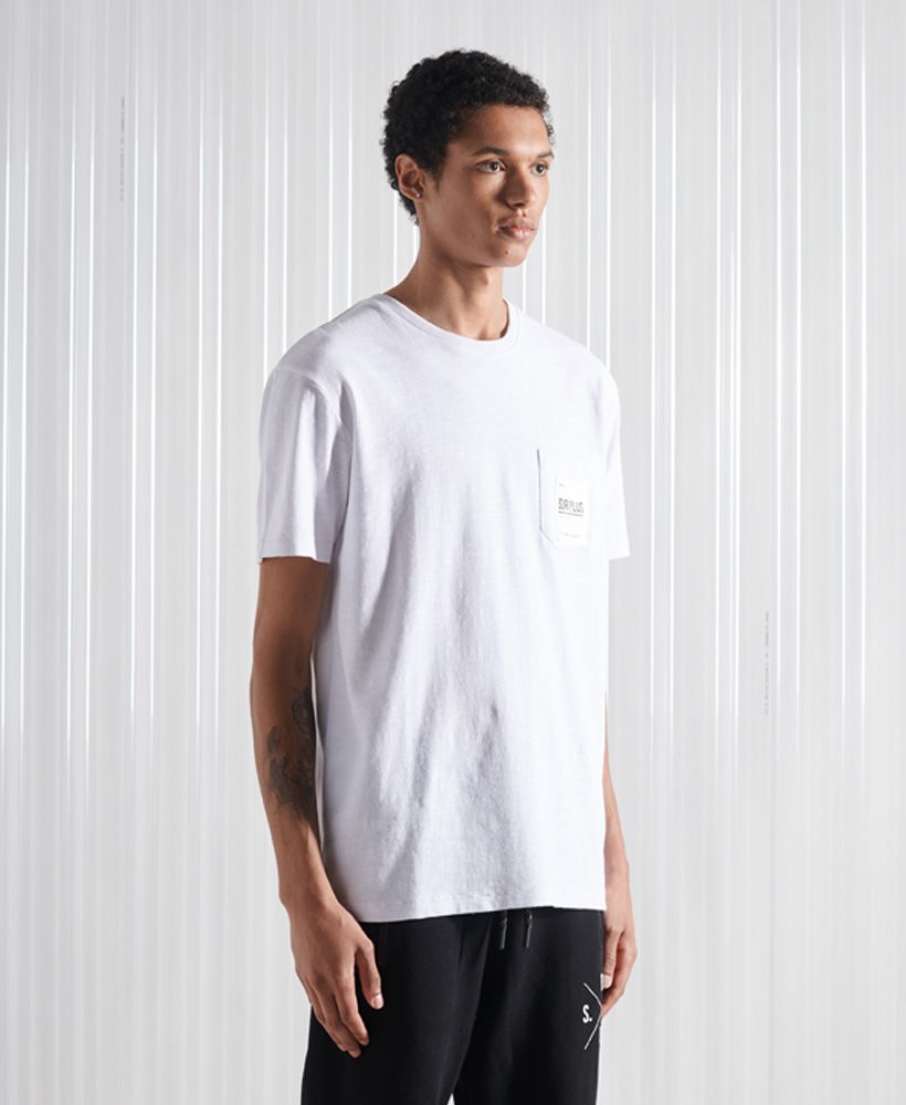 A minimalist piece for your everyday basics, made from a super-soft premium cotton. Perfect for creating that staple look this season.Relaxed fit – the classic Superdry fit. Not too slim, not too loose, just right. Go for your normal sizeClassic ribbed crew necklineShort sleevesFront pouch pocketPrinted graphic