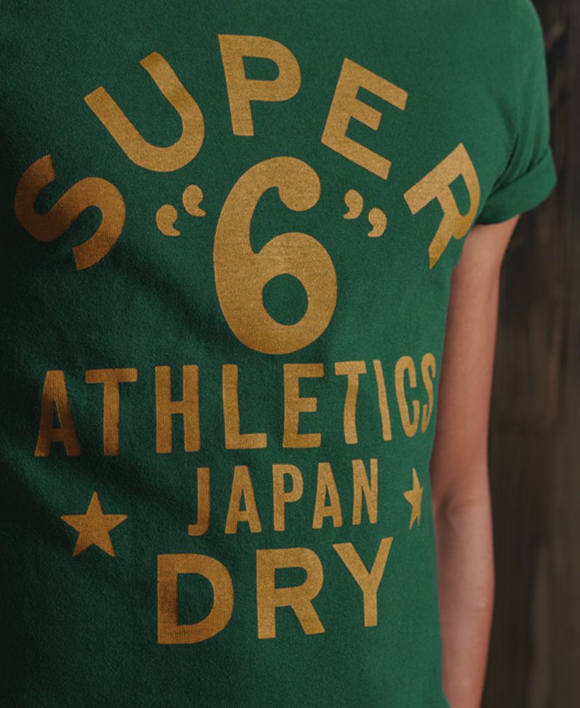 Update your basics with the Limited Edition Collegiate tee this season. Perfect for styling with cargo shorts on a warm summers day for a casual look.Slim fit – designed to fit closer to the body for a more tailored lookClassic crew necklineShort sleevesSuperdry logoSuperdry patch