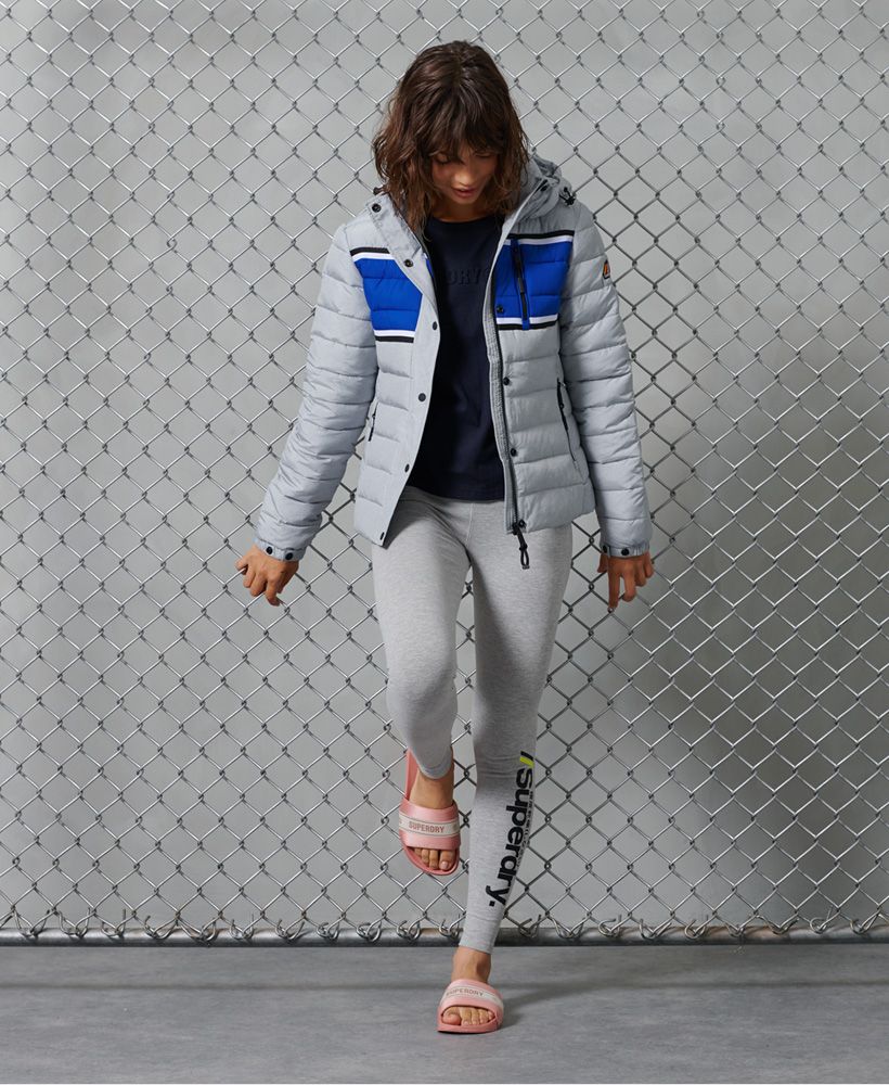 Perfect for those lazy days these leggings will have you feeling comfortable and looking effortlessly good. Pair with an oversized sweatshirt for a casual look.Slim FitElasticated WaistbandPrinted Logo