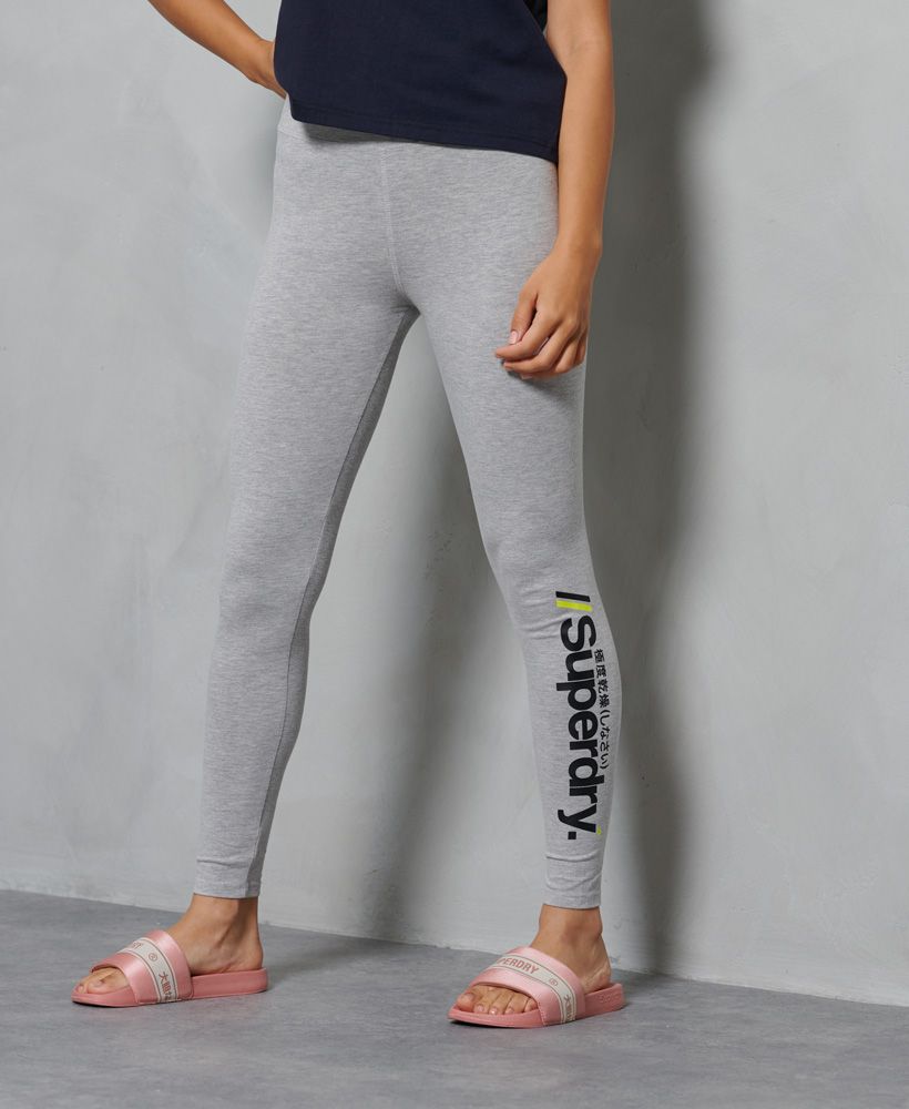 Perfect for those lazy days these leggings will have you feeling comfortable and looking effortlessly good. Pair with an oversized sweatshirt for a casual look.Slim FitElasticated WaistbandPrinted Logo