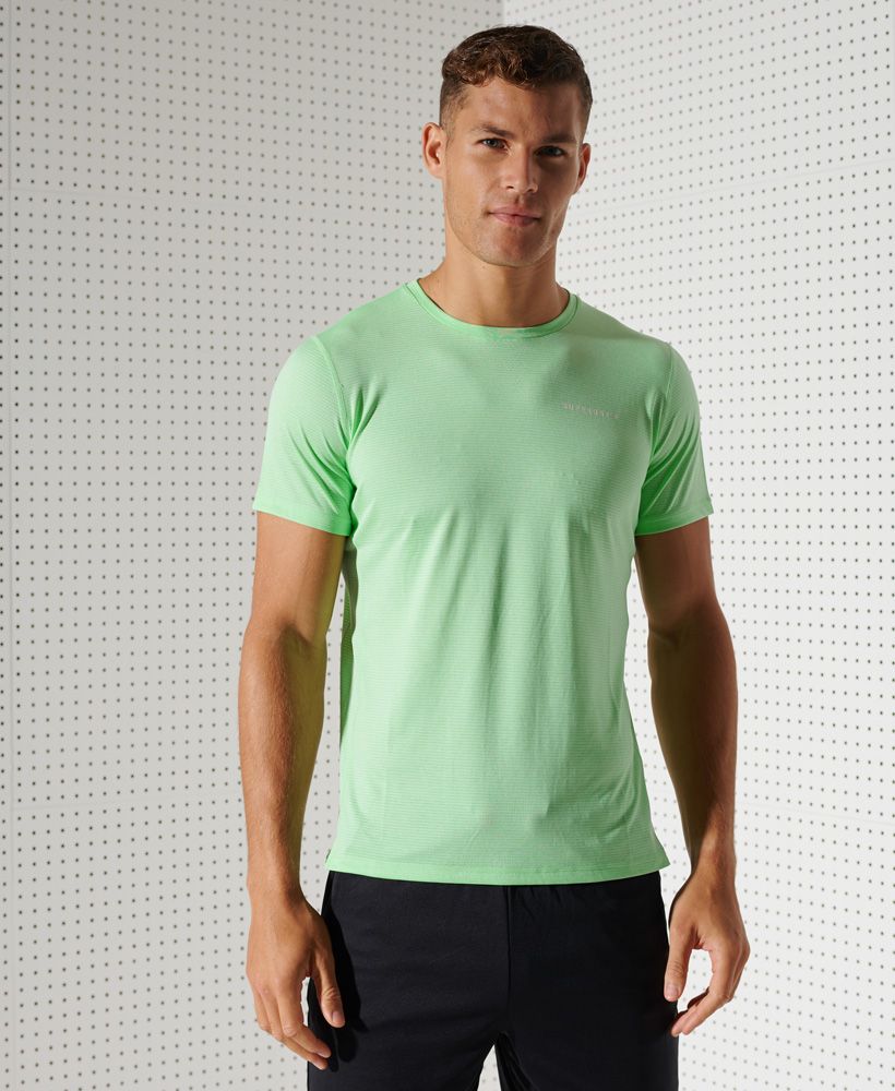 Challenge yourself and maximise your training with a quality, premium tee that's designed to keep you cool and dry during your workout.Slim: Fits close to your body, enabling you to show off that perfect formCrew necklineShort sleevesSuperdry fabric that helps you stay dry and coolBreathable fabricPrinted logoReflective detailingSplit side seamsLightweight