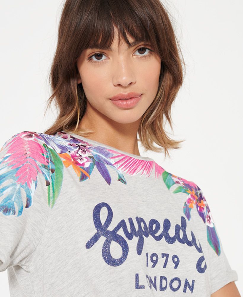 Update your basics with the 1979 Hawaii boxy tee. Featuring a floral print, textured logo and rolled cuffs.Box fitCrew neckShort sleevesRolled cuffsFloral printTextured logoSignature logo tab