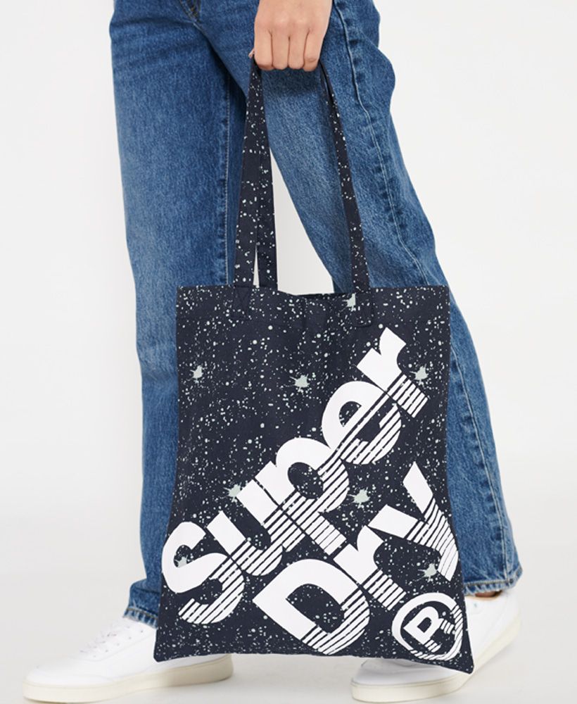 Superdry women's Calico tote bag. This tote-style bag features a large main compartment, two over the shoulder handles and a large textured Superdry logo on the front.H 42cm x W 38cm x D 1cm