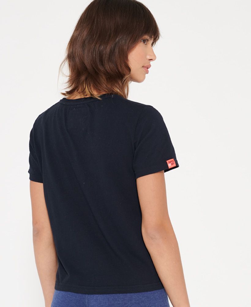 Superdry women’s Osaka Swoosh Box T-shirt. A classic crew neck t-shirt with an acrylic Superdry Osaka logo across the chest, this is finished with a Superdry tab on the sleeve.