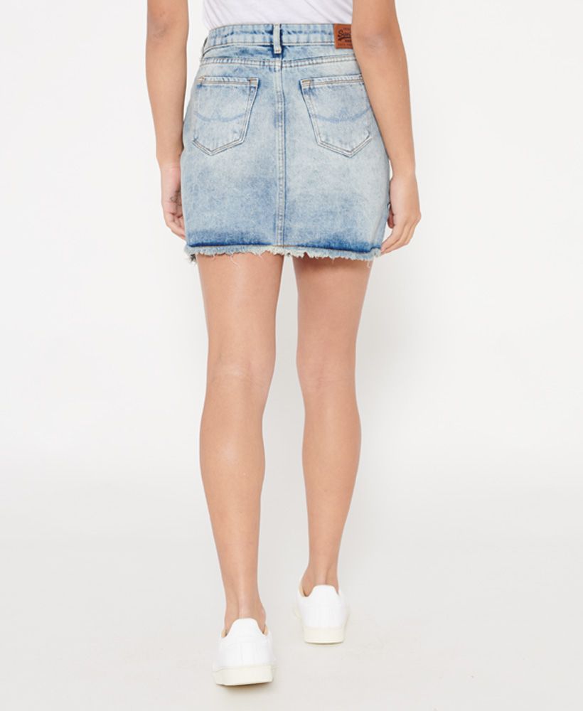 Superdry women’s denim micro mini skirt. The perfect item for that day to night look. Featuring button and zip fastening and the classic five pocket design. This skirt also has distressed detailing and a fringed hem. The skirt is finished with a small logo badge on the coin pocket and an embossed leather logo patch on the back of the waistline. Pair the denim micro mini skirt with either trainers or heeled boots.