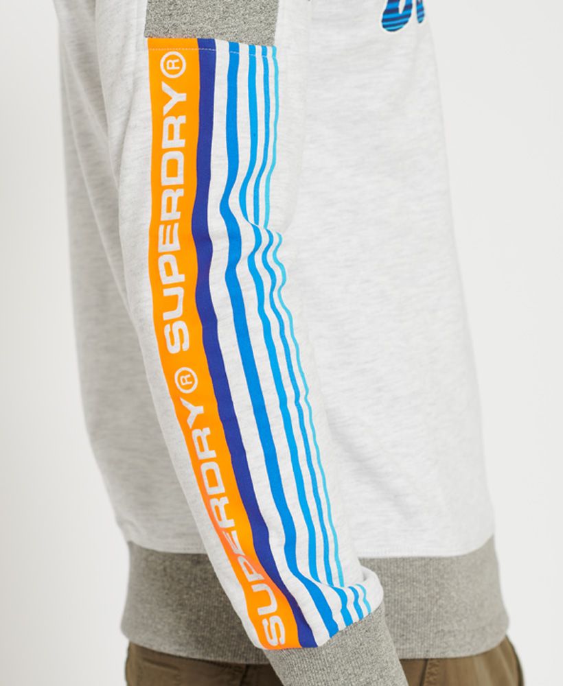 The perfect transitional piece this season, featuring a textured graphic and a sporty design.Crew necklineLong sleevesRibbed trimsLoopback liningTextured graphicsSuperdry branding