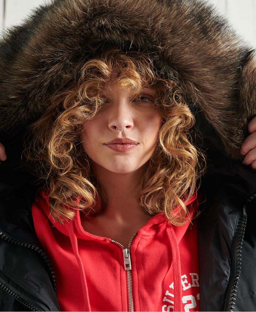 The coat that never goes out of style. The Premium Down Classics Rescue Parka Coat features a 90/10 responsible sourced down filling, double zip fastening, double cuffs, bungee cord hem, front pockets and a soft faux fur trim.Double zip and button fasteningBungee cord hemTwo front zipped pocketsDouble cuffFaux fur trimBungee cord hoodSuperdry metal logo90/10 Down paddingSuperdry is certified by the Responsible Down Standard to confirm that our down filled products are sourced to ensure animal welfare.