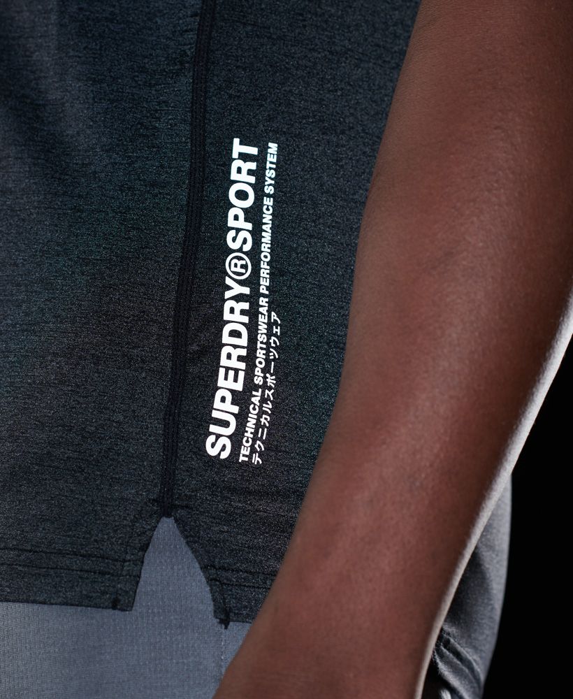 Superdry men's Loose Cooling T-shirt. Designed with performance in mind, this short sleeve t-shirt features a loose fit, giving you room to move comfortably. This is finished with split side seams and subtle Superdry Sport branding on sleeves and side seam. A perfect addition to your gym collection.