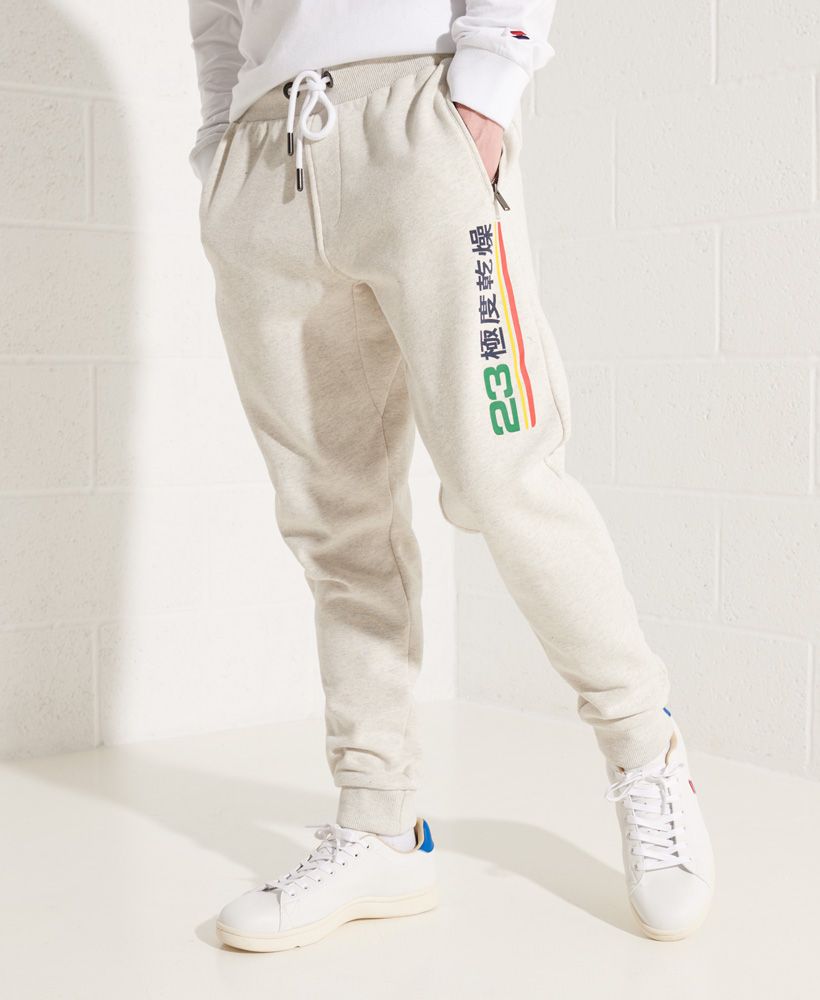 Designed with your comfort in mind, relax in the fleece lined Port and Starboard joggers. Perfect for storing your essentials, with zip fastened pockets, to make everyday occasions easier.Drawstring waistbandFleece liningTwo front zip fastened pocketsRibbed waistband and cuffsPrinted Superdry graphicEmbroidered Japanese characters