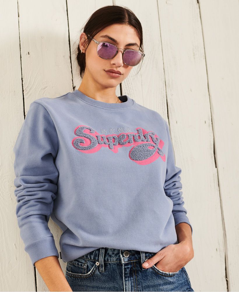 Get a retro vibe with the Chenille Shadow Standard Sweatshirt, featuring a 70s inspired chenille graphic on the front.Relaxed fit – the classic Superdry fit. Not too slim, not too loose, just right. Go for your normal sizeCrew necklineLong sleevesRibbed cuffs and hemFleece liningChenille graphicSignature logo tab