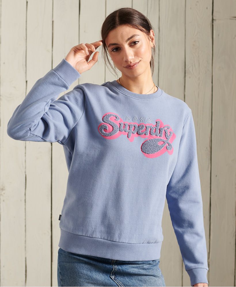 Get a retro vibe with the Chenille Shadow Standard Sweatshirt, featuring a 70s inspired chenille graphic on the front.Relaxed fit – the classic Superdry fit. Not too slim, not too loose, just right. Go for your normal sizeCrew necklineLong sleevesRibbed cuffs and hemFleece liningChenille graphicSignature logo tab