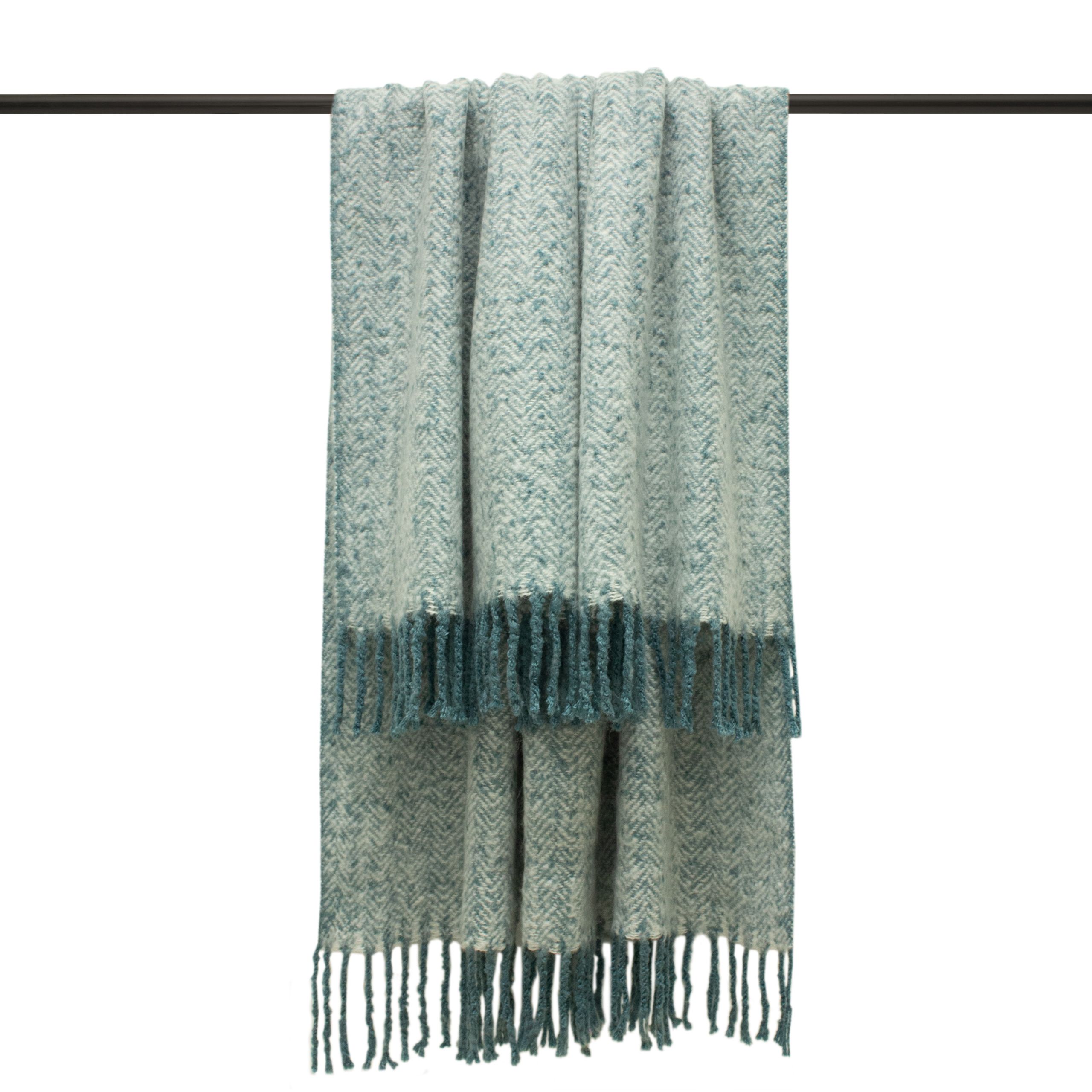 Looking for that all round crowd pleasure that will feature in any room of the house and fit well within many décor styles? This Herringbone print throw is soft with a textured finish. The collection of earth-toned colourways allows the design to be a standout element with its 10cm tassel trim. A real snuggler, this throw is perfect for a homely rustic look.