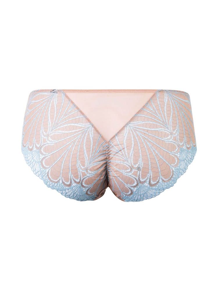 These Wonderbra briefs are the perfect match to the refined glamour bras. These shorts feature a little triangular tulle panel at the back to define your curves, making them ultra feminine! They've been created in an ultra-comfy stretch lace and feature girly petal and arabesqure patterns, with a fully lined gusset. You'll soon be unable to do without this piece of genuinely chic, comfortable lingerie!