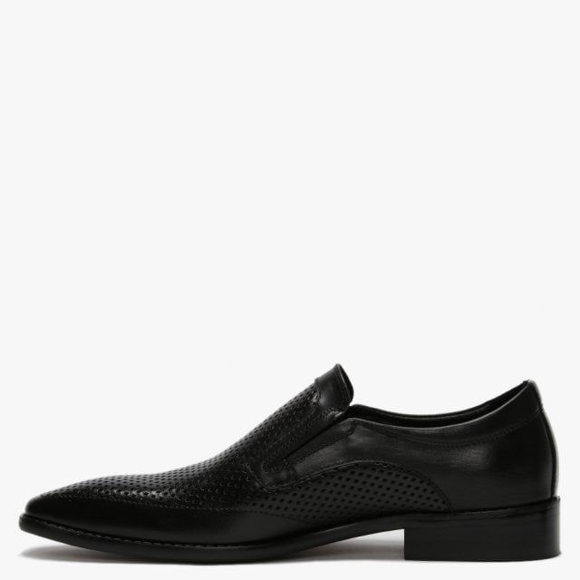 The Daniel Xanthis leather Laser Cut Loafers will be sure to get you noticed. This dress style is crafted from a premium leather upper with leather lining and a man-made sole. A classic easy to wear slip on style features concealed elasticated inserts. The laser cut design adds detail to the upper provides the perfect contrast to the smooth panels. Signature Daniel branding is seen on the foot-bed.