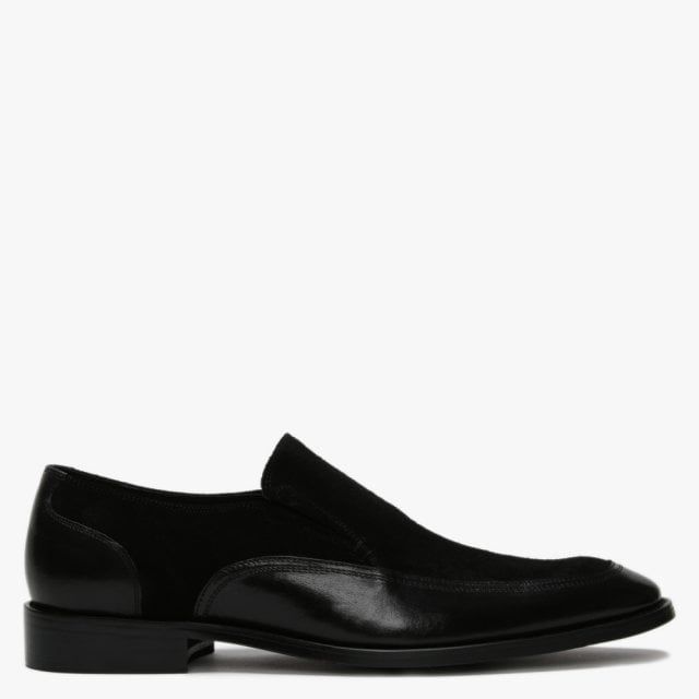 Add these Daniel Xyle Leather & Suede Loafers to your wardrobe. The ‘Xyle’ loafers are crafted from a premium leather and contrasting suede upper with leather lining and a rubber sole. An easy to wear slip on style featuring concealed elasticated inserts. Signature Daniel branding is seen on the foot-bed.