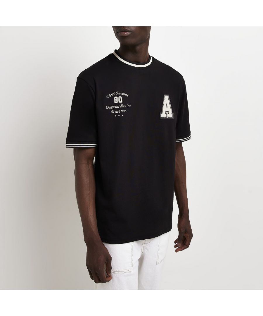 > Brand: River Island> Department: Men> Colour: Black> Type: T-Shirt> Size Type: Regular> Material Composition: 100% Cotton> Material: Cotton> Fit: Regular> Pattern: Solid> Occasion: Casual> Season: SS22> Sleeve Length: Short Sleeve> Neckline: Crew Neck> Graphic Print: Yes