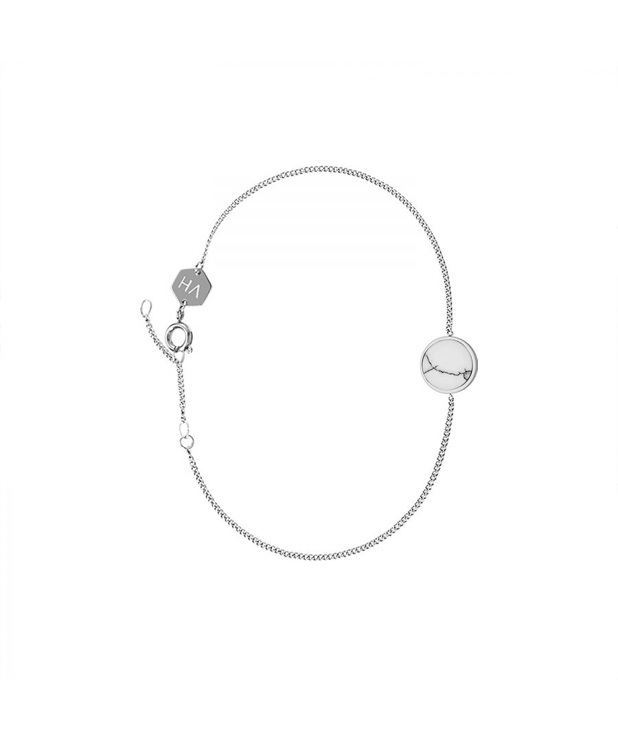 De Sudbury Hill Black Marble Silver armband van Victoria Hyde London is een echte klassieker. De fijne schakelketting met de witte marmeren hanger geeft uw pols een heel eigen karakter. De delicate marmeren structuur onderstreept de elegante uitstraling van deze zilverkleurige armband. De roestvrij stalen schakelketting is huidvriendelijk, individueel verstelbaar en past daardoor om iedere pols.