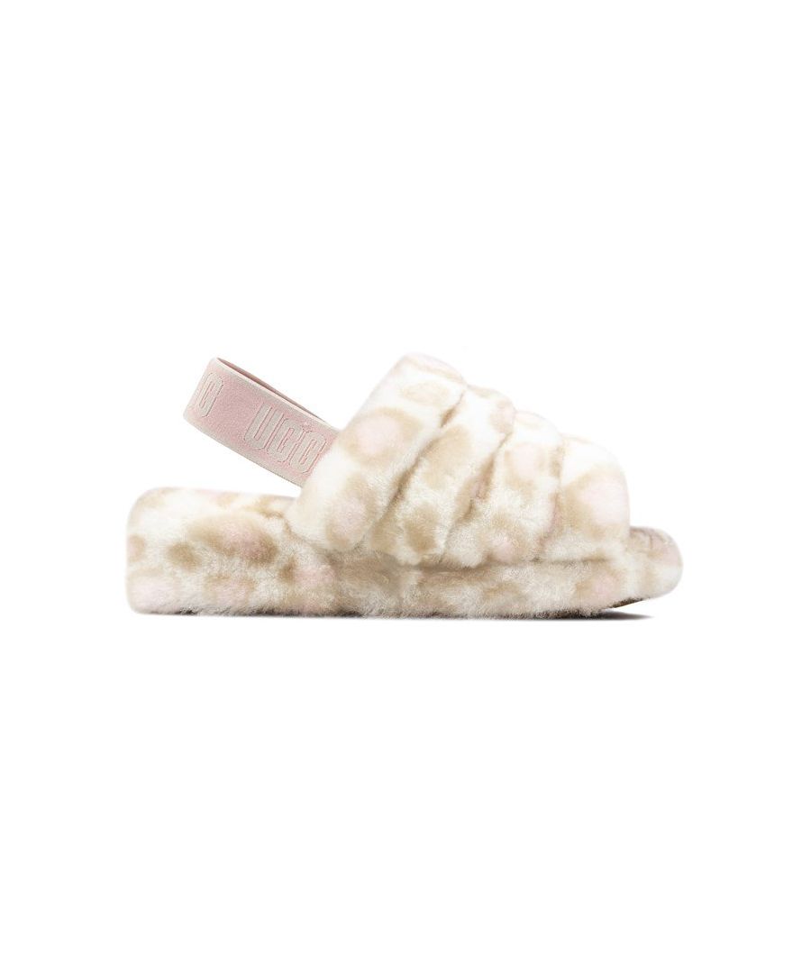 Omhul je voeten in puur comfort met de Fluff Yeah damespantoffels met luipaardprint van het cultmerk UGG. Gemaakt van de kenmerkende schapenvacht van het label. de witte en roze sling-back sliders hebben elastische merkbandjes en een duurzame rubberen buitenzool.