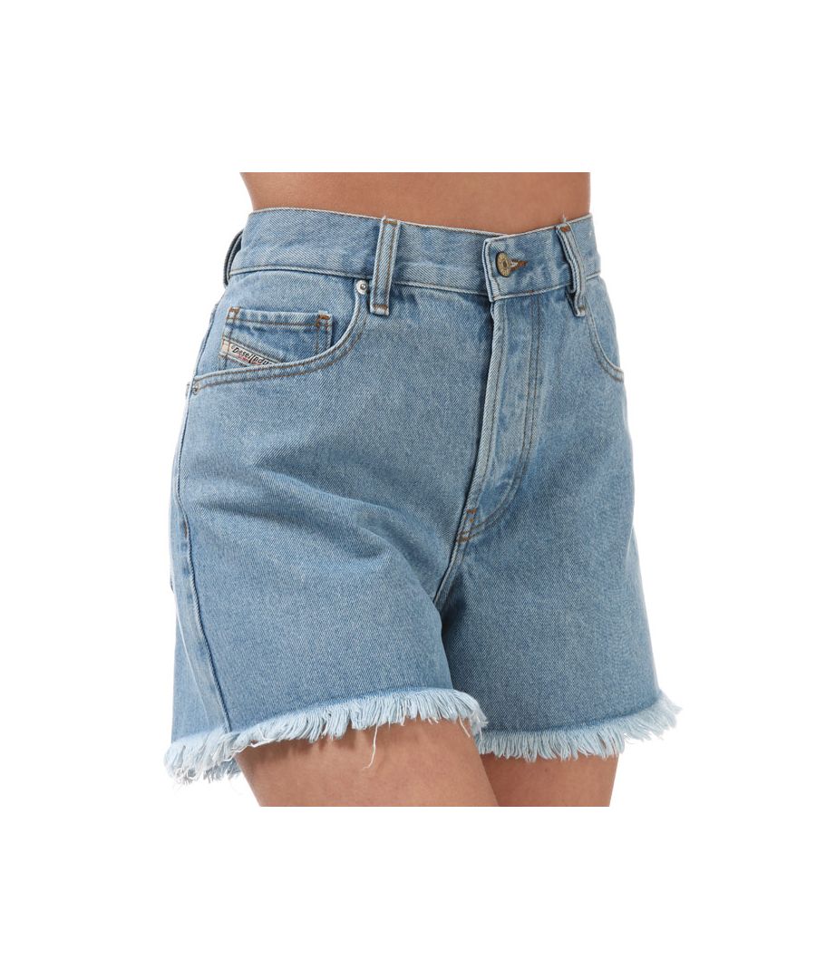 Diesel De-Lowy denimshort voor dames, denimblauw.<br /><br />- Model met 5 zakken. <br />- Riemlussen.<br />- Ritssluiting met knoop.<br />- Leren label op de achterkant van de taille.<br />- 100% katoen.<br />- Ref: 00SR0N0AAYM01