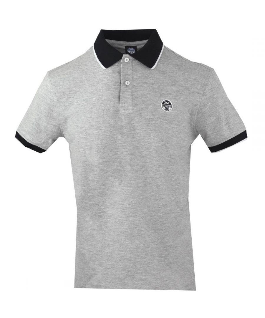 North Sails grijs poloshirt met kleurvlakken. North Sails grijze polo met contrasterende kraag. Merklogo op de linkerborst. Normale pasvorm, valt normaal qua maat. Stretch pasvorm 95% katoen, 5% elastaan. Stijl: 9024100926