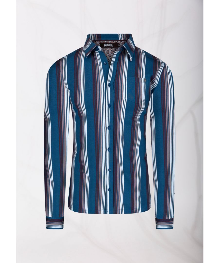 Blauwe blouse met verticale strepen in verschillende kleuren. De blouse heeft lange mouwen, knopen en een klassieke kraag.