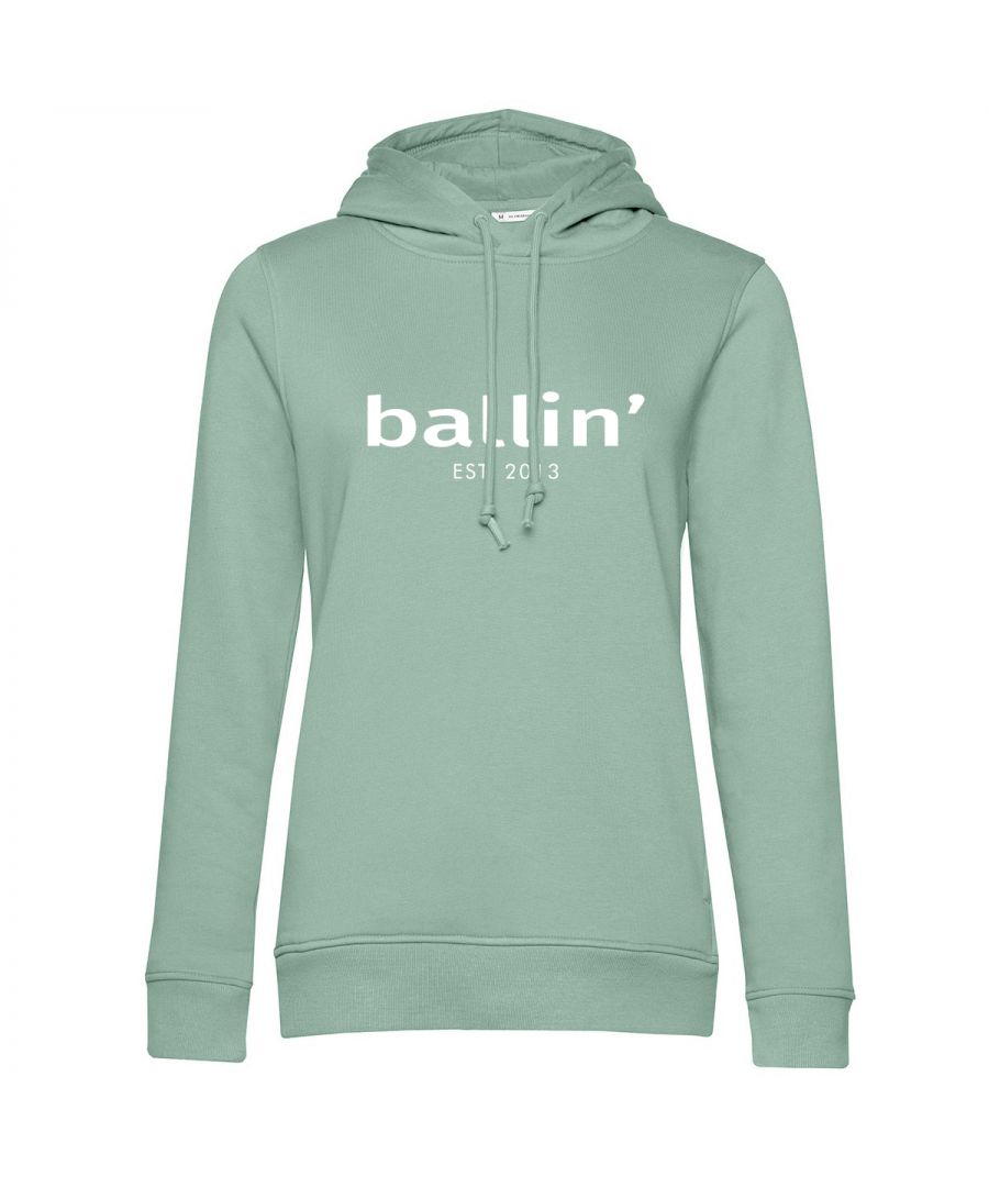 Dames hoodie van het merk Ballin Est. 2013. De hoodies van Ballin Est. 2013 zijn gemaakt van 80% biologisch katoen en 20% gerecycled polyester katoen, en hebben een normale pasvorm. Het zachte katoen zorgt voor een heerlijk draagcomfort.  Modelnaam: Wmn HoodieCategorie: dames hoodieMaterialen: biologisch katoen, gerecycled polyesterKleur: zachtgroen