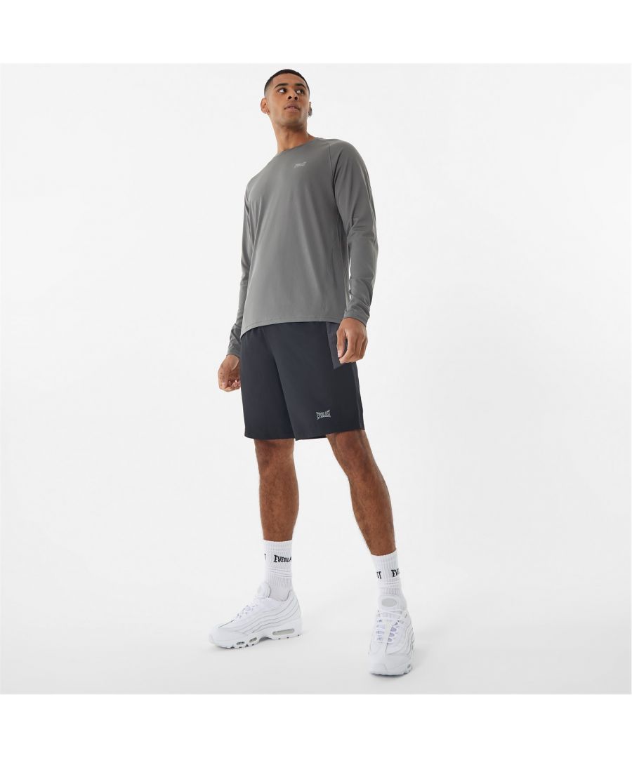 These Everlast woven 9 inch shorts will be a go-to you reach for any workout or casual chill out session. This pair is designed with panels at sides for that modern take on sportswear. Step up your sports game with Everlast.