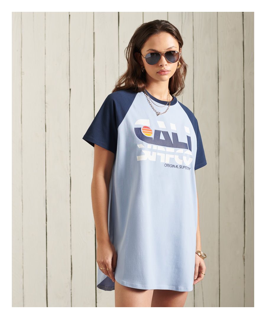 De Cali Surf-T-shirtjurk met raglanmouwen is de perfecte casual jurk van dit seizoen en heeft een klassiek ontwerp met een raglantwist.Losse pasvorm – de klassieke Superdry-pasvorm. Niet te nauwsluitend, niet te losvallend, precies goed. Kies je gebruikelijke maatKlassieke T-shirtstijlOntwerp met raglanmouwenKenmerkend logolabelGrafische print