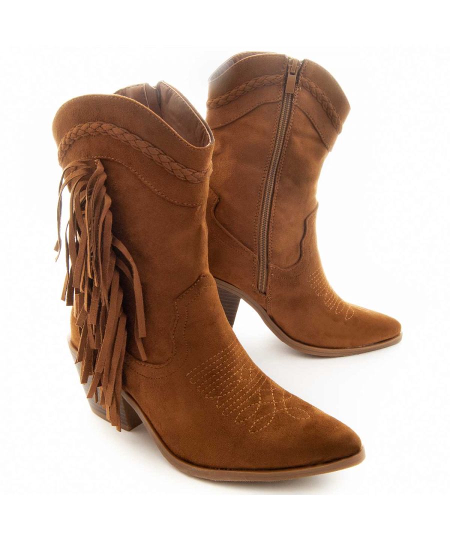 Cowboy botin comfortable trend for women. Perfect last that adapts to the shape of your foot. Resistant and lasting non -slip rubber sole to avoid slippers. Doublely reinforced for greater durability. Padded plant that adapts to the foot and also reduces the impact of the tread.