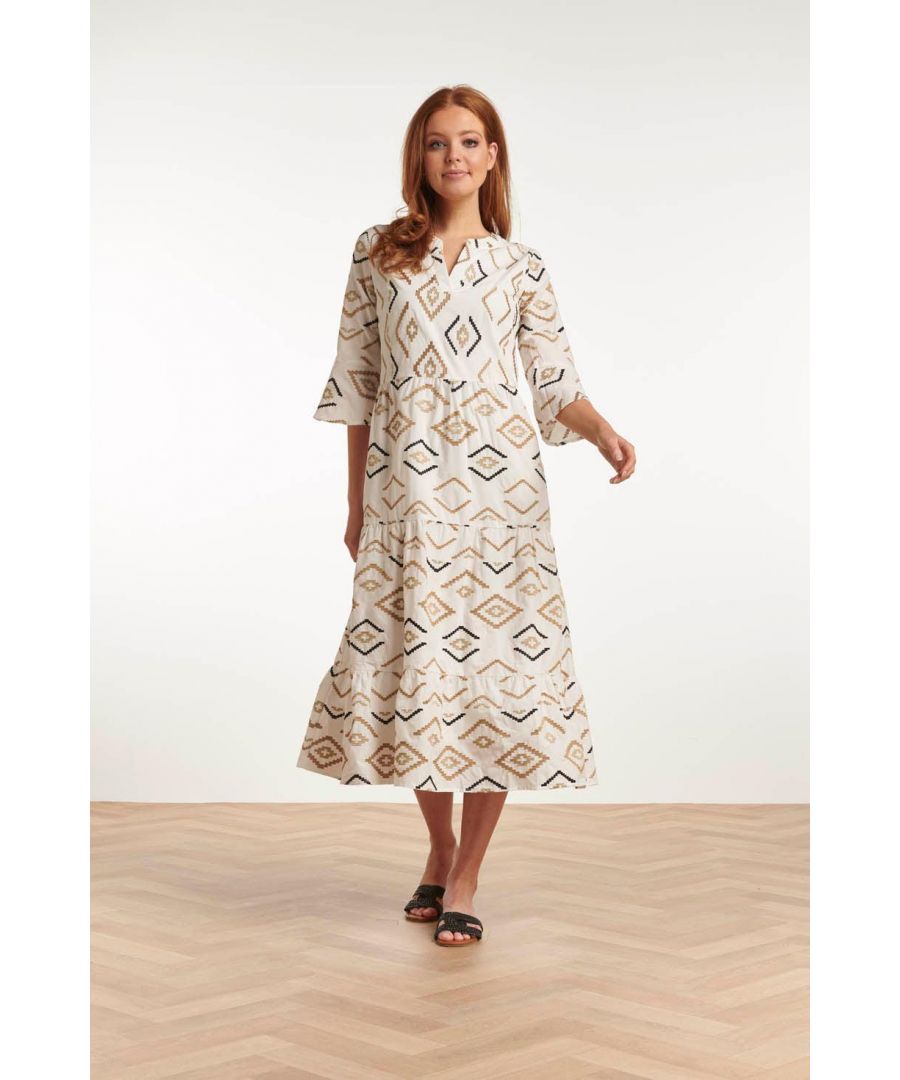 Dit item is een must-have in je garderobe! De jurk is gemaakt van 100% katoen en heeft een bijzondere all-over borduur print. Deze ruimvallende A-lijn maxi stroken jurk heeft een V-hals en een driekwart flair mouw en is daardoor perfect voor de warme zomerdagen.\nPrint: aztec                                                 \nPasvorm: losvallend                                                         \nLengte: maxi   \n100% cotton                                               