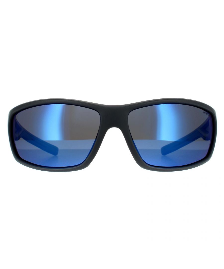 Polaroid Sport  zonnebril PLD 7029/S RIW Matgrijs blauwe spiegel Polarisatie is een sportieve volrand gewikkelde stijl gemaakt van lichtgewicht plastic. De wikkelvorm en dikke tempels zorgen voor een grote zijbeveiliging. Rubberen neuskussens en tempeltips zorgen voor een veilige pasvorm, ongeacht de activiteit. Gepolariseerde lenzen bieden 100% UV -bescherming en verminderen schittering.