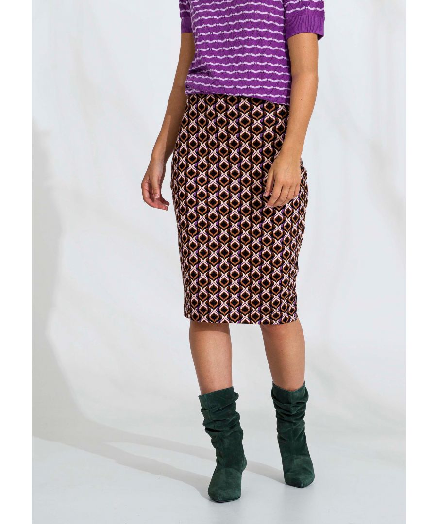 Bruine rok met geometrisch, repetitief design in verschillende tinten bruin en beige. De rok heeft een hoge taille.