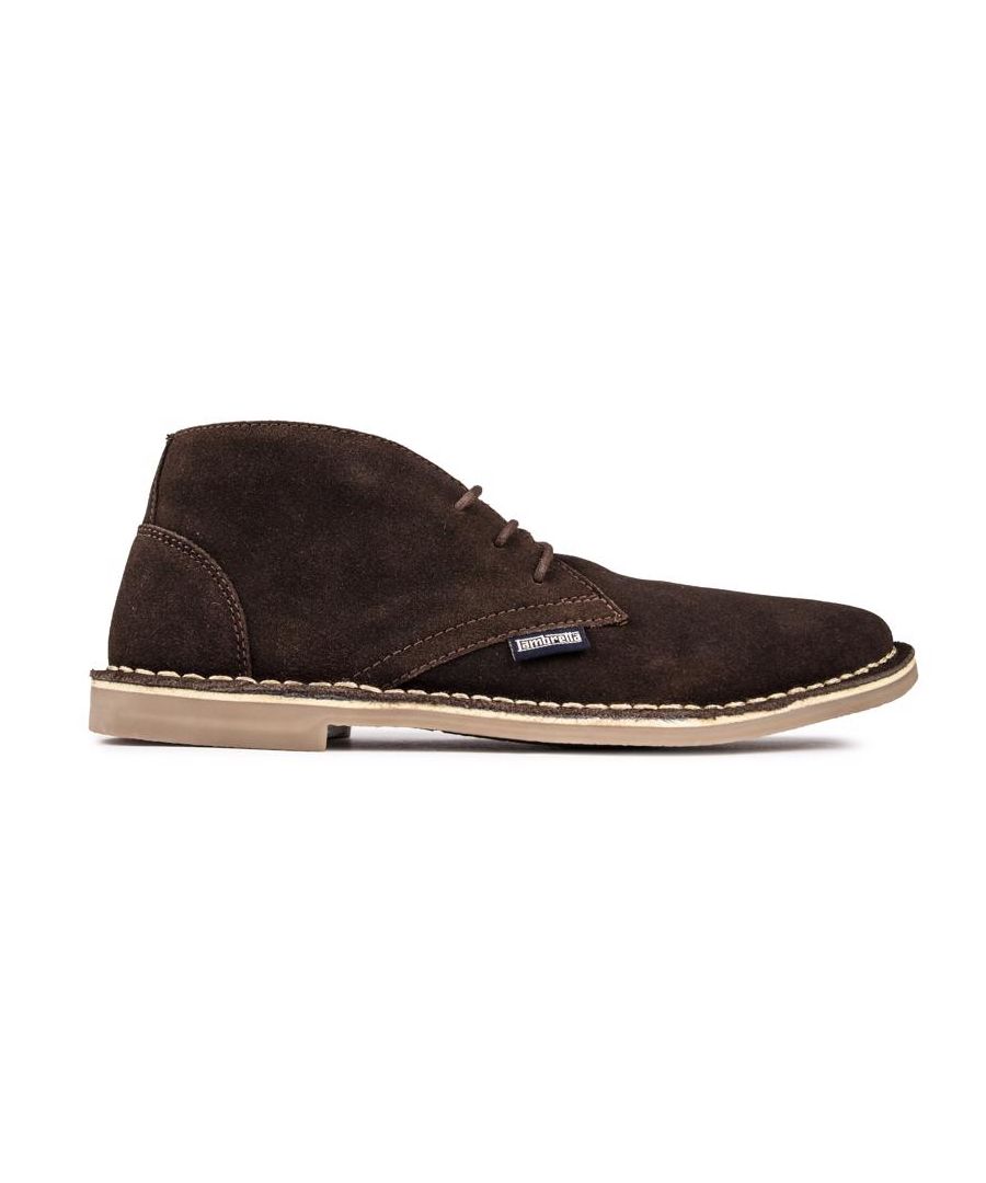 Dress up of down met deze typische Desert boots Chiswick van Lambretta met een bovenwerk van bruin suède. comfortabele rubberen zool en gestikte details. Of je nu naar je werk gaat of weekendkleding draagt. deze schoenen passen perfect bij vele gelegenheden.