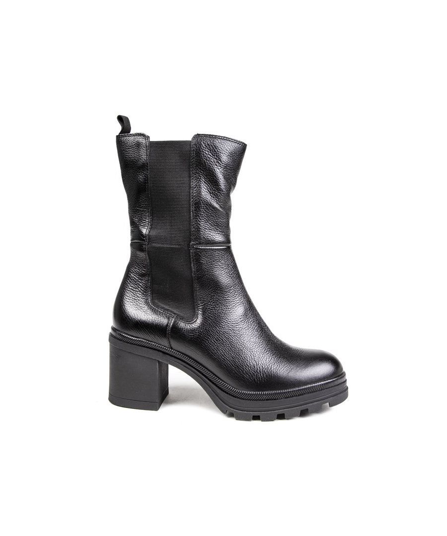 Womens black Caprice 25512 boots, manufactured with leather and a synthetic sole. Featuring: comfort fit, side zip, heel height 5cm and fully lined.