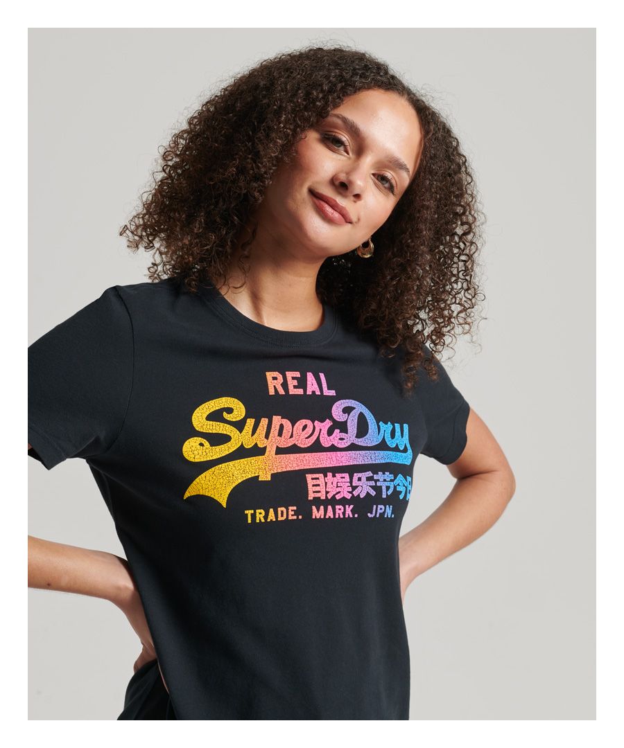 Voeg een vleugje kleur toe aan je garderobe met ons prachtige Spectrum Fade-T-shirt met vintage logo. Een klassieker met een gedurfde twist. Een shirt dat je het liefst elke dag wilt dragen.Slimfit – zit strakker om het lichaam voor een strakkere lookRonde halsLogoprintIconisch Superdry-logolabel