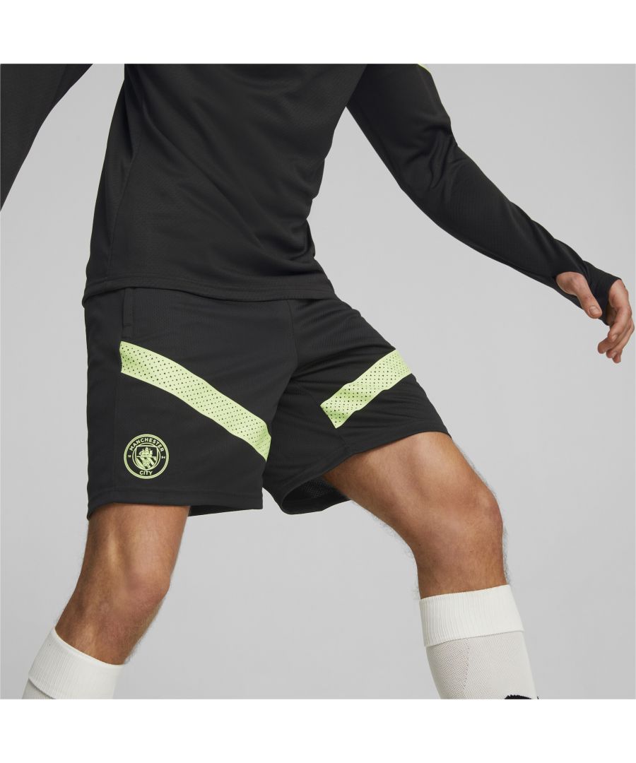 PRODUCT STORY Cityzens, light up the pitch just like the pros in these Manchester City F.C. training shorts. Expertly designed with a lightweight construction and moisture-wicking fabrication, you’ll be kicking screamers and dominating your sprints in the ultimate comfort – just like the first team. FEATURES & BENEFITS : dryCELL: Performance technology designed to wick moisture from the body and keep you free of sweat during exercise Recycled content: Made with at least 20% recycled material as a step toward a better future DETAILS : Elastic waistband Drawcord Official club crest on leg PUMA cat branding on leg Regular fit Two welt pockets with zip