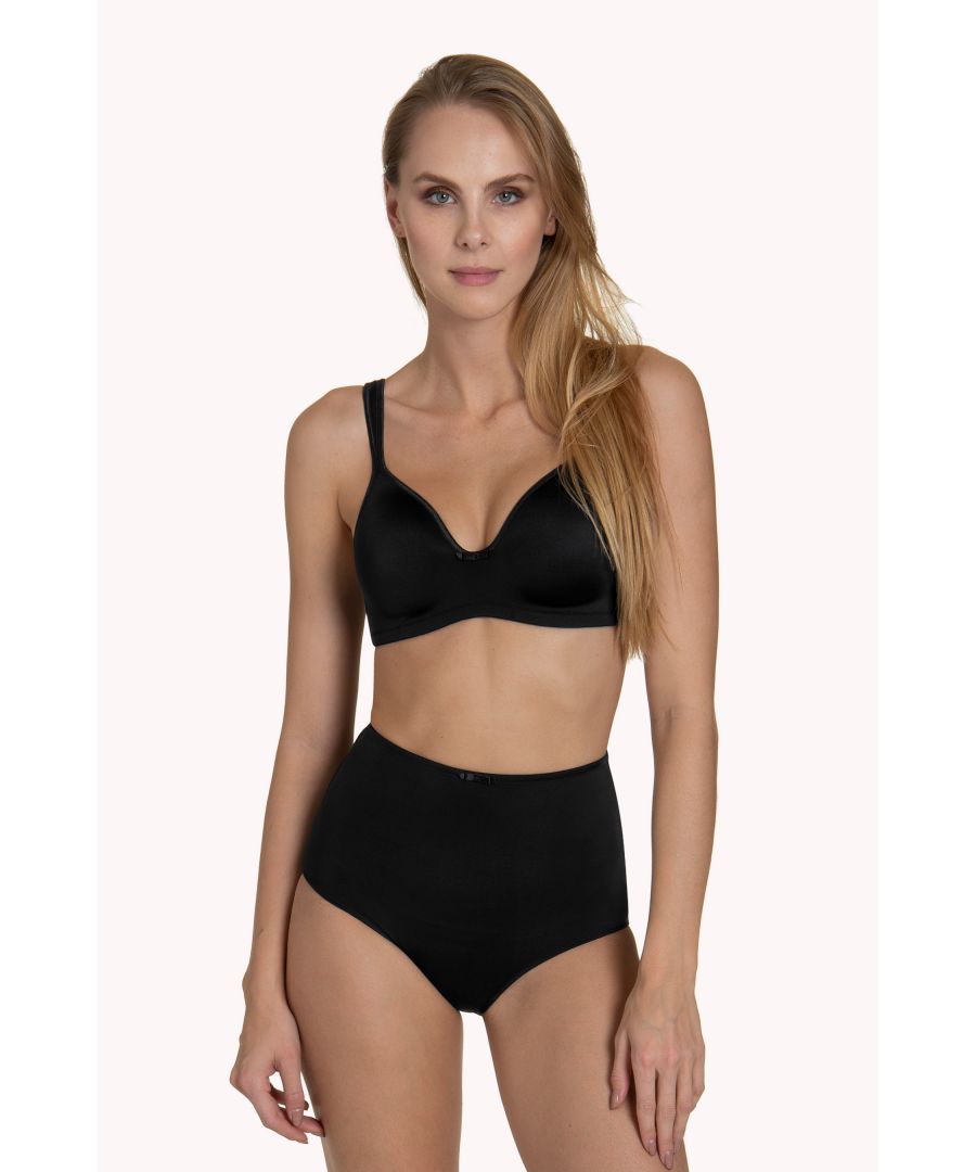 This non-wired foam cup bra from the Lisca 'Victoria range is great for everyday wear and is suitable for wearing for sports activities. The comfortable microfibre material provides excellent support and the soft cups have a velvety feel. The practical straps, which are slightly wider, are padded with foam for even more comfort.