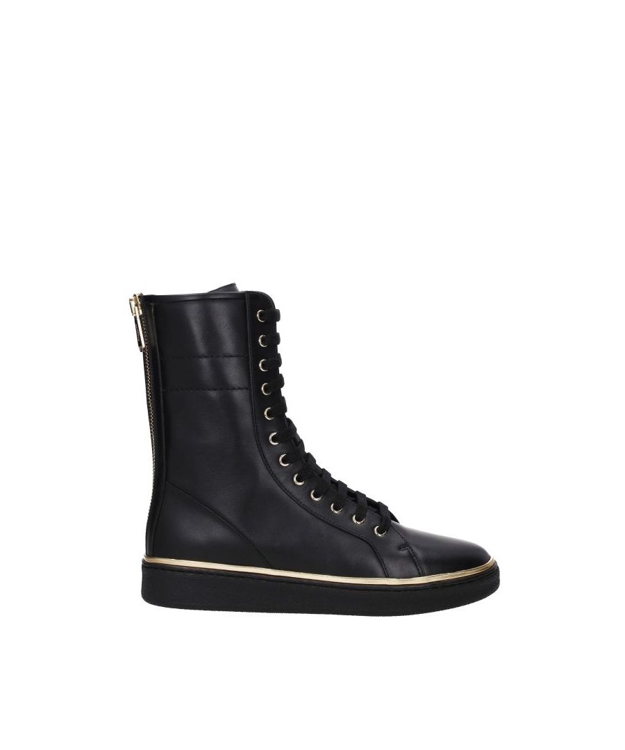 The product with code HA309Z028176 leather is a men's ankle boot in black designed by Balmain. It has features like front logo. The product is made by the following materials: leatherHell height type: low and flatBottomed Shoes is rubberLace up closure, zip closureRound toeThe product was made in Italy