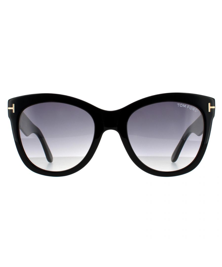 Tom Ford zonnebril Wallace FT0870 01B Shiny Black Smoke Gradient zijn een kattenoogvorm gemaakt van lichtgewicht acetaat. Dikke tempels zijn voorzien van de iconische T -balk Tom Ford -handtekening om deze glamoureuze en opvallende Tom Ford -zonnebril te voltooien.