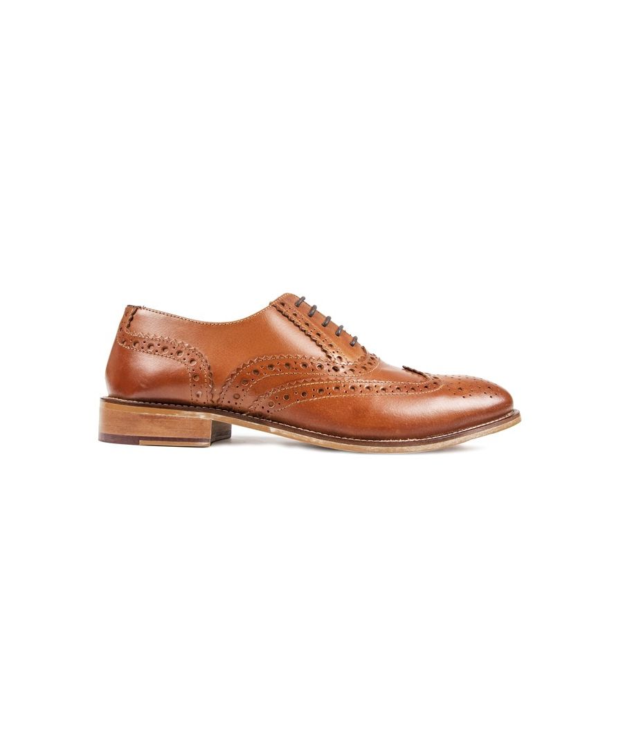 De Gatsby Brogue is een luxueus gemaakte schoen met een Britse erfenis van London Brogues. Met brogue-details. een gewatteerde voering van textiel. branding op de zool. brogue en vleugel details. gedempte binnenzool en een elegante lichtbruine kleur. Ideaal voor slim aankleden. uitgaan of als dagelijkse kantoorkleding.